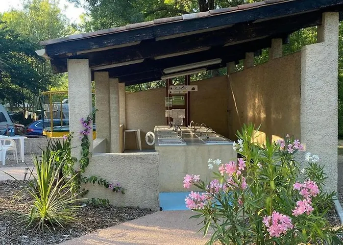 Camping Pour 2 Avec Terrasse - Rampe D'acces - Api-1-52-922 *